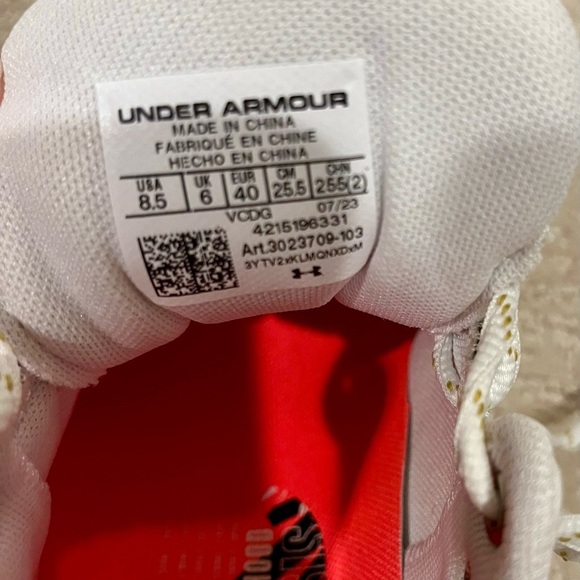 Under Armour Block City 3.0 Women’s Sneakers in White and Gold Size 8.5 - Picture 5 of 6